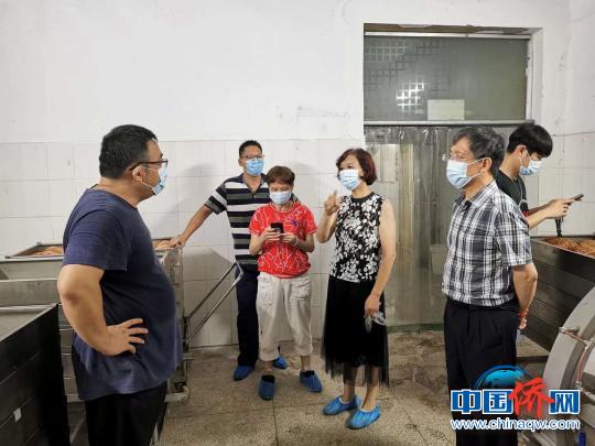 朱正强副会长(右一)一行深入桂林市酱料有限公司考察生产全过程。　邱诗荣 摄