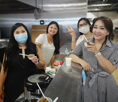 客人们和美食广场的店主人一起高兴地期盼着“香港超市”的开业。(《芝加哥华语论坛》报/张大卫 摄)