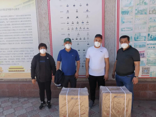 图为杨彩平和中亚新疆商会工作人员去捐赠呼吸机。