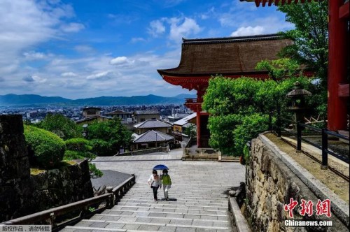 资料图：当地时间5月22日，日本京都的清水寺的游客。