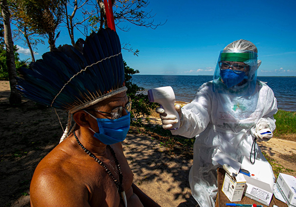7月19日，医护人员在巴西圣塔伦为一名土著部落首领检测体温。新华社 图