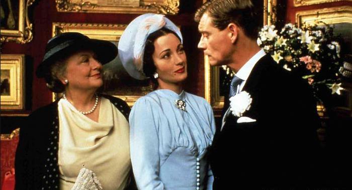1988年的电视电影《爱情与王位》是哈维兰德（左一）的最后一部作品