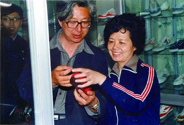 上世纪80年代，陈铎、沈力在青岛制鞋企业参观。