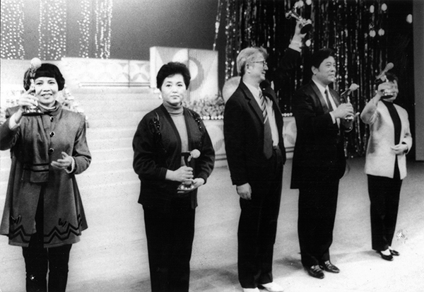 1990年获开拓杯特别金奖，左三陈铎，右二赵忠祥，右一沈力。摄影 黄文