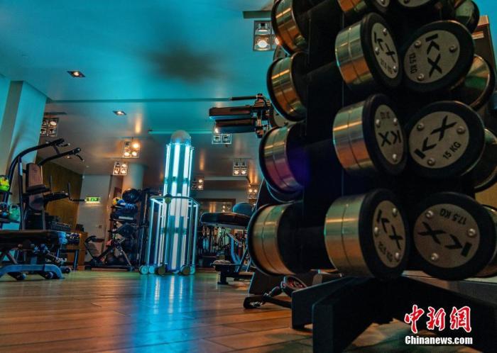 近日，英国伦敦室内健身房重新开馆，紫外线消毒机器人在健身房对健身器械等进行杀菌消毒。图片来源：视觉中国