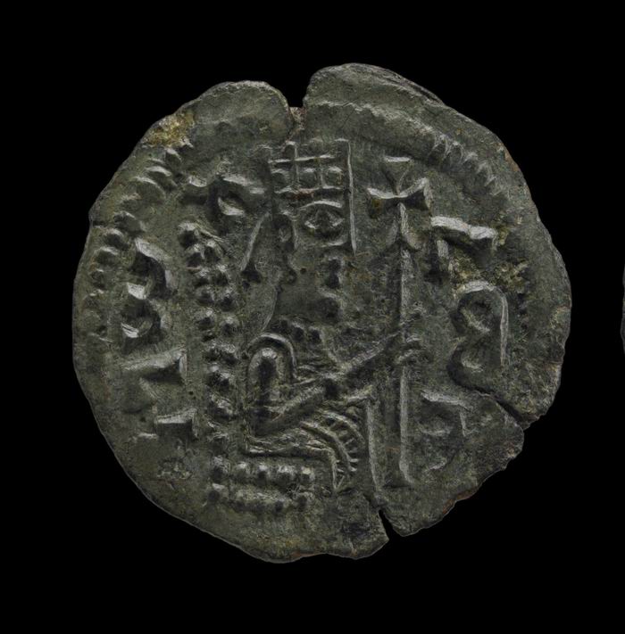 硬币正面显示阿克苏姆国王登基时手持十字勋章并佩戴精美皇冠，约600–630年