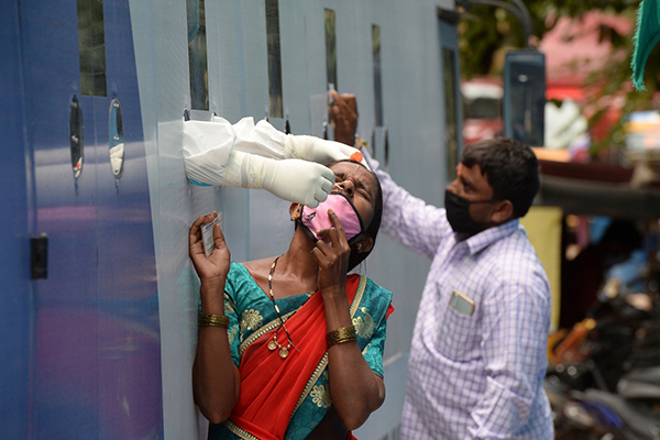 人们在印度海得拉巴接受新冠病毒检测采样。新华社 图