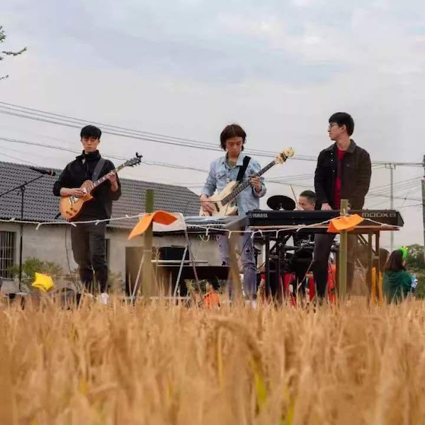 2019年，乐队在稻田中演唱