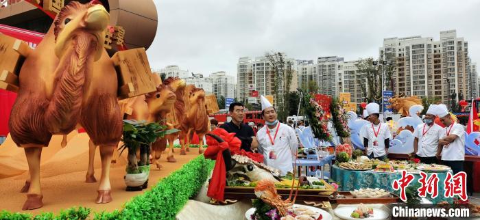 本次大赛为今年甘肃首个省级厨王争霸赛，通过竞赛推动该省餐饮业发展，促进美食文化交流，助力陇菜走向全国。　魏建军 摄