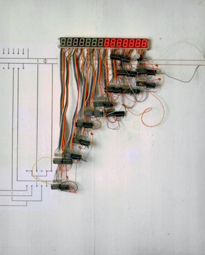宫岛达男，《30万年的时钟》，发光二极管，电子电路，电线，1987年，32×21×4.5 cm，摄影:广濑忠司