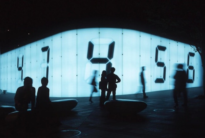 宫岛达男，《无效计数》，2003，展览期间将在六本木楼宇的墙面上定期展示，试图为遭受前所未有的困难的心灵点起一盏明灯