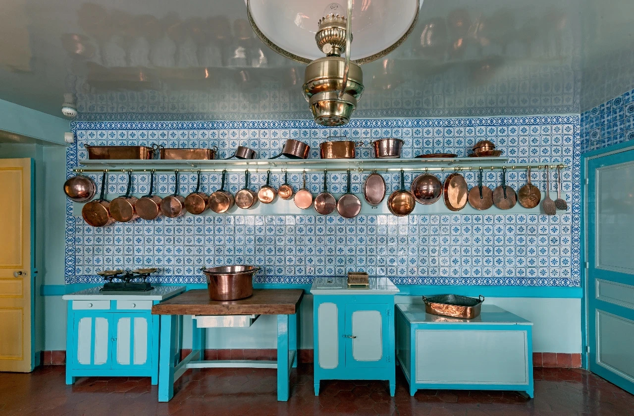 这间蓝釉瓷砖装饰的厨房里，通常会准备10人份的日常饭菜
