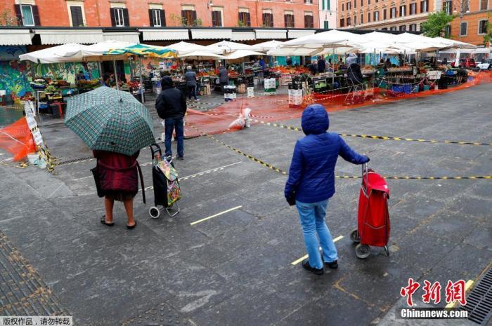 当地时间4月14日，意大利罗马，消费者在特拉斯蒂夫市场排队等候购买物资。为阻止新型冠状病毒的传播当地对露天市场实施了新的限制措施。