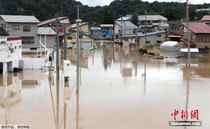 (图7)当地时间2020年7月29日，日本东北部山形县最上川中流决堤，居民区被淹。据日媒报道，28日，日本东北地区普降暴雨致多条河流决堤，目前，当地已有超7.5万人被要求紧急避难。