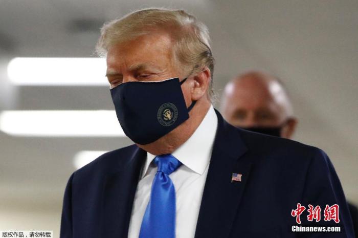 美国媒体报道称，这是自新冠疫情在美国暴发以来，特朗普首次公开佩戴口罩。