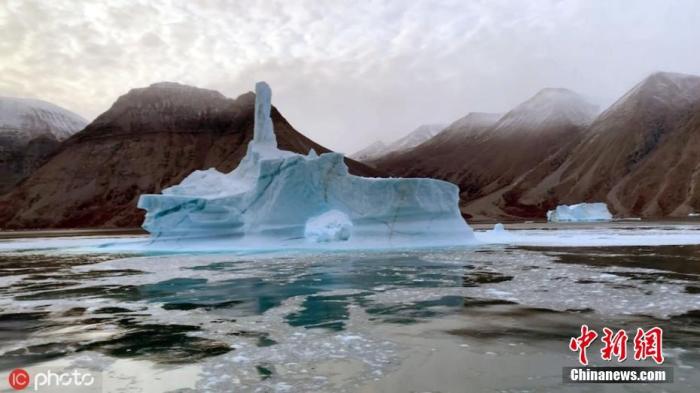 (图3)资料图：2019年9月24日报道，日前，摄影师 Nicola Bayes 在格陵兰岛东部进行了一次摄影探险，意外撞见一座冰山崩塌的震撼瞬间。图片来源：ICphoto