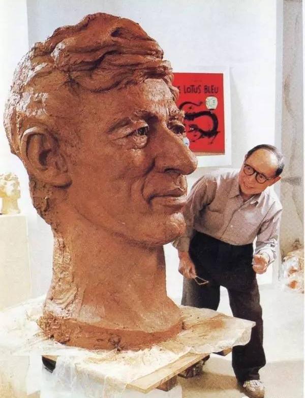 1989年，张充仁为埃尔热塑制大铜像