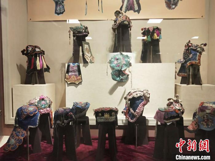 “童年记忆·帽美如花——山西地域特色古代刺绣童帽展”16日正在山西省工艺美术馆举行。　杨佩佩 摄