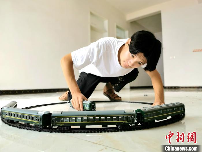 张亚东打造的火车模型 张强 摄