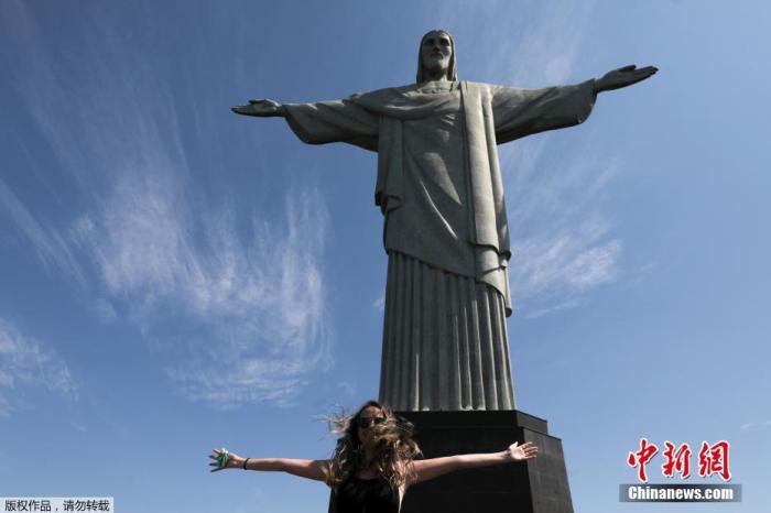 资料图：当地时间8月15日，巴西里约热内卢旅游景点重新开放，游客参观基督像。