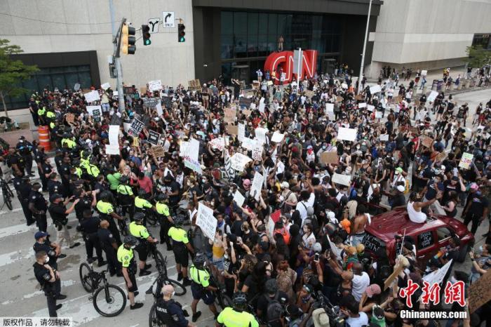图为当地时间5月29日，CNN总部外暴发大规模抗议行动。