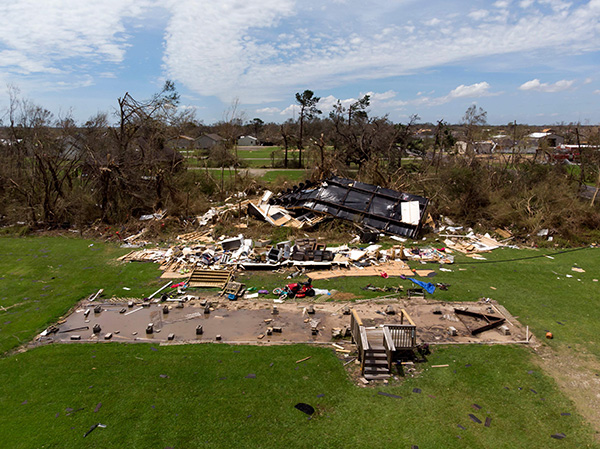 当地时间2020年8月27日，美国路易斯安那州，飓风“劳拉”过境，房屋建筑受损。人民视觉  图