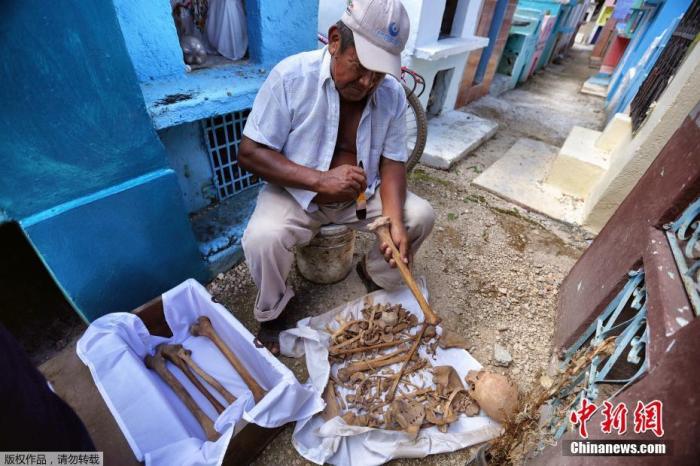 资料图：墨西哥民众前往墓地清理亲人骸骨，以迎接亡灵节到来。