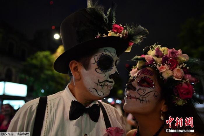 资料图：墨西哥民众在“亡灵节”参加巡游活动。