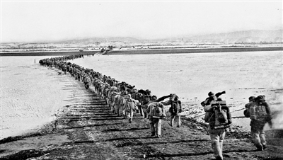 1950年10月19日，中国人民志愿军跨过鸭绿江，和朝鲜人民一道共同抗击侵略者