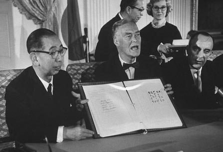 1960年，时任日相岸信介（左）和时任美国国务卿霍特签订条约。