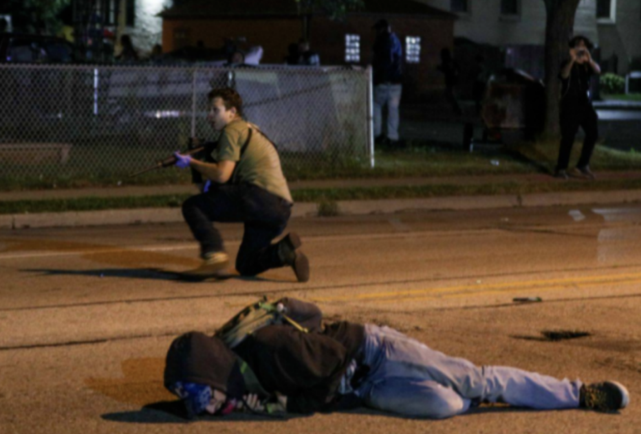 里滕豪斯在抗议活动中枪杀两人。 CNBC 图
