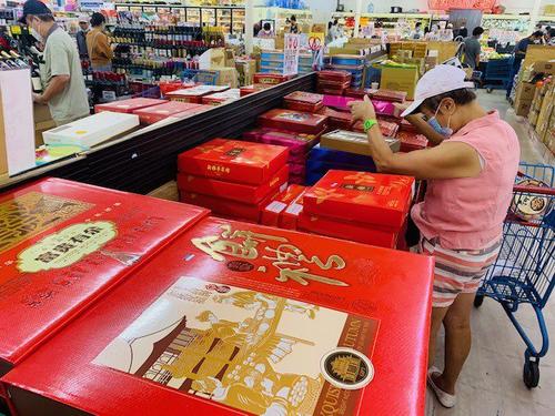 中国侨网不少民众已开始购买月饼。（美国《世界日报》杨青 摄）
