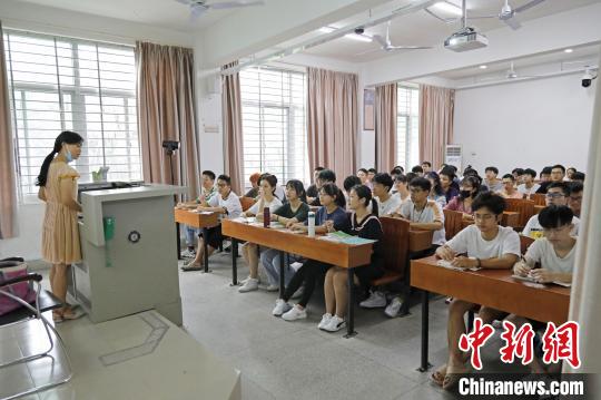为方便未能返校的境外生学习，教师可在教室通过直播实现同步授课。　刘沛 摄