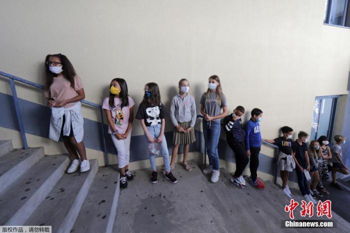 当地时间9月1日，法国尼斯，学生度过暑假后返校上课，老师和学生在室内外均佩戴口罩做好防护措施。