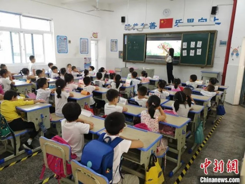 长沙县松雅湖第二小学的学生正在上课。唐小晴 摄