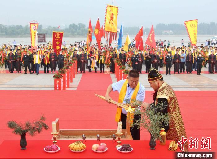 各地姜太公后裔宗亲身披黄色绶带，整装肃容而立。　赵晓 摄