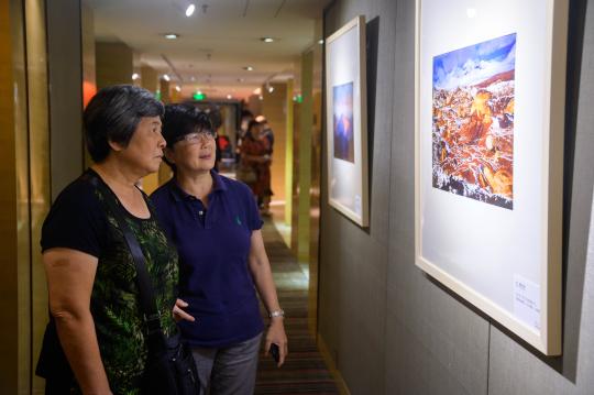 中国侨网世界风光摄影大师李元作品展在福州开幕。　李南轩　摄