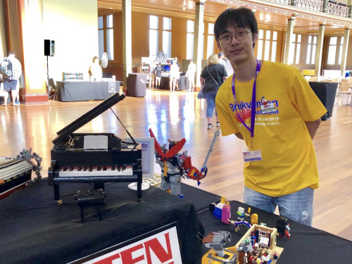 图为乐高钢琴设计师陈道亮(Donny Chen)参加2019年Brickman Awesome墨尔本乐高展。(受访者供图)
