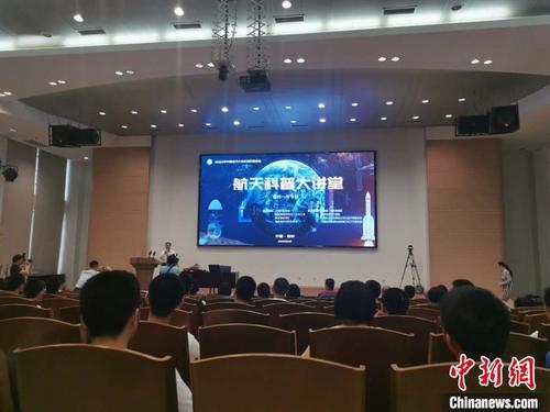 中国侨网16日，2020年中国航天大会科普活动院士专家进校园活动在福州5所中学举行。　郑江洛　摄