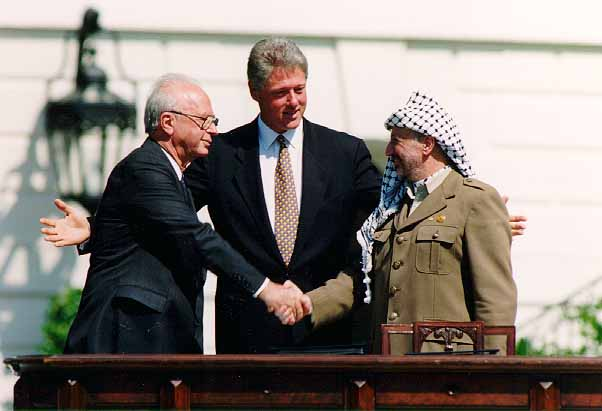 1993年《奥斯陆协议》签署现场，时任美国总统克林顿身旁分别是当时的以色列总理拉宾和巴勒斯坦解放组织主席阿拉法特。