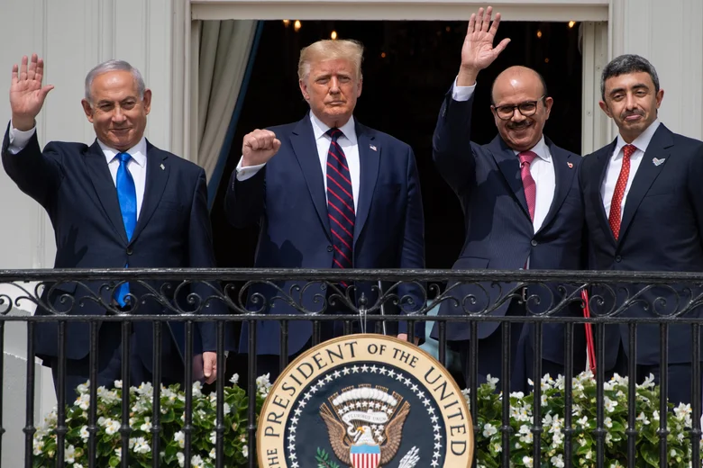 《亚伯拉罕协议》签署现场，特朗普身边分别是以色列总理内塔尼亚胡与阿联酋外长阿卜杜拉、巴林外交大臣扎耶尼。