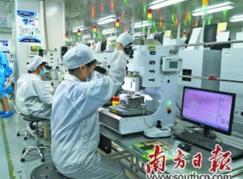 中国侨网一批禅城本土龙头企业纷纷增产扩产，做大做强。图为国星光电车间。