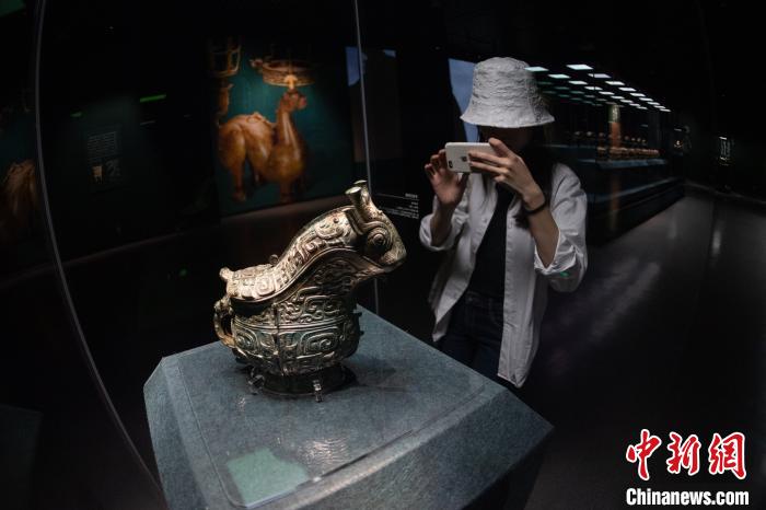 民众参观“汉东大国——历代曾侯墓出土文物精品展”。　韦亮 摄