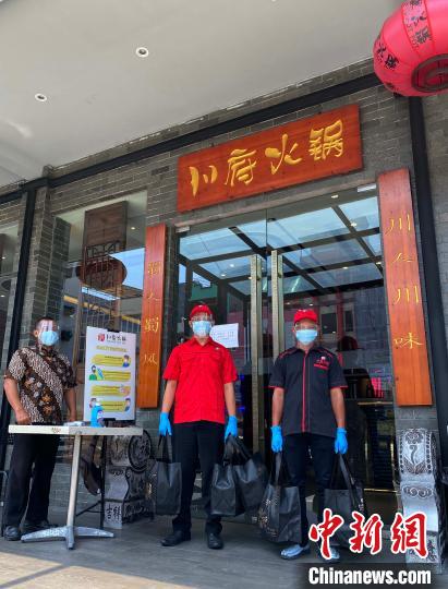 中国侨网图为川府火锅店员工准备出发送外卖。　冯燕　摄