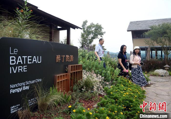 海外华文媒体代表参观位于南充临江新区高坪片区的中法农业科技园。　王磊 摄
