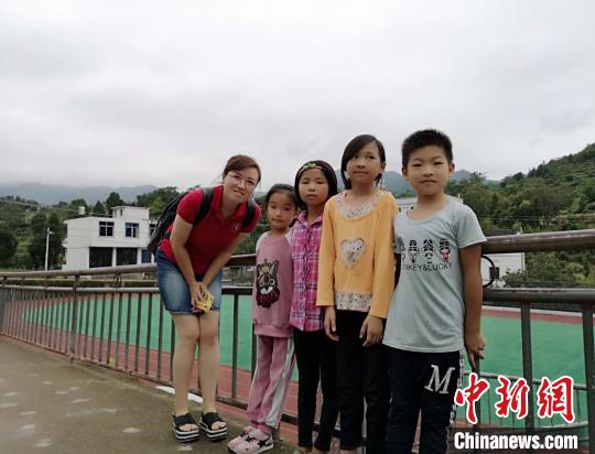 中国侨网王虹与公益帮扶的孩子们 台州市侨联供图