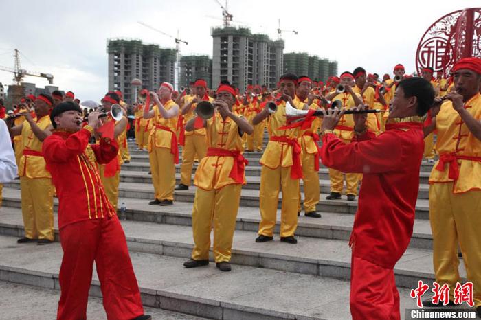 资料图：2013年9月17日，吉林省舒兰市337名唢呐爱好者进行唢呐齐奏表演。苍雁 摄