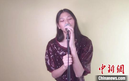 中国侨网石睿琦在2020年“文化中国·水立方杯”海外华人和港澳青少年中文歌曲大赛总决赛上演唱。　吴侃　摄