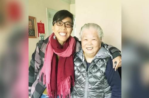 中国侨网余女士（左）与黄婆婆。（来源：美国《世界日报》）