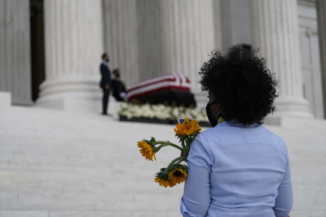 9月23日，一名女子在位于美国华盛顿的联邦最高法院前悼念金斯伯格。新华社 图